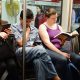 Ce citește lumea în metrou într-o zi obișnuită de toamnă