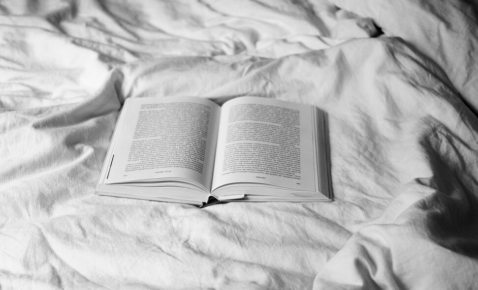 Ce să citești înainte de culcare. Ajută cărțile cu mesaj pozitiv?